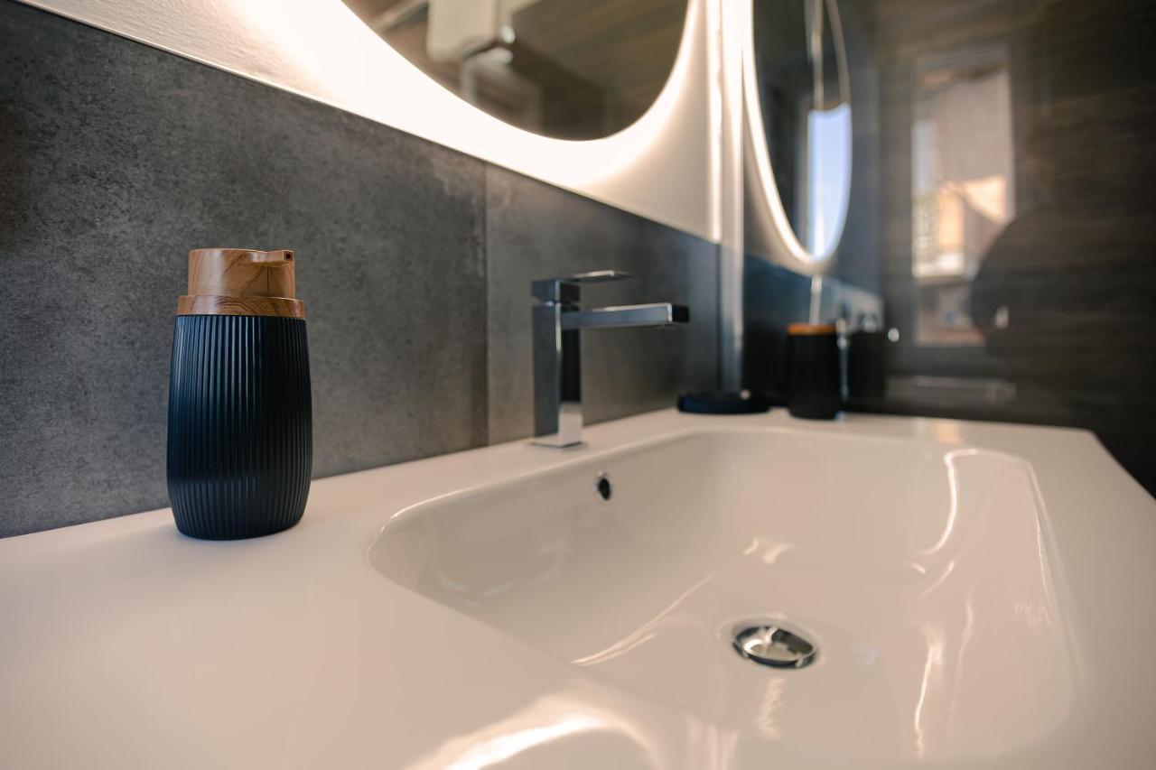 Verona Centre Suite - Royal Welcome Экстерьер фото